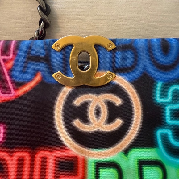 CHANEL 19 MEDIUM GRAFFITI FLAP BAG - Picture 5 of 9